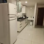Flat 2 Quartos Com Vista Para o Mar e Serviços Hoteleiros